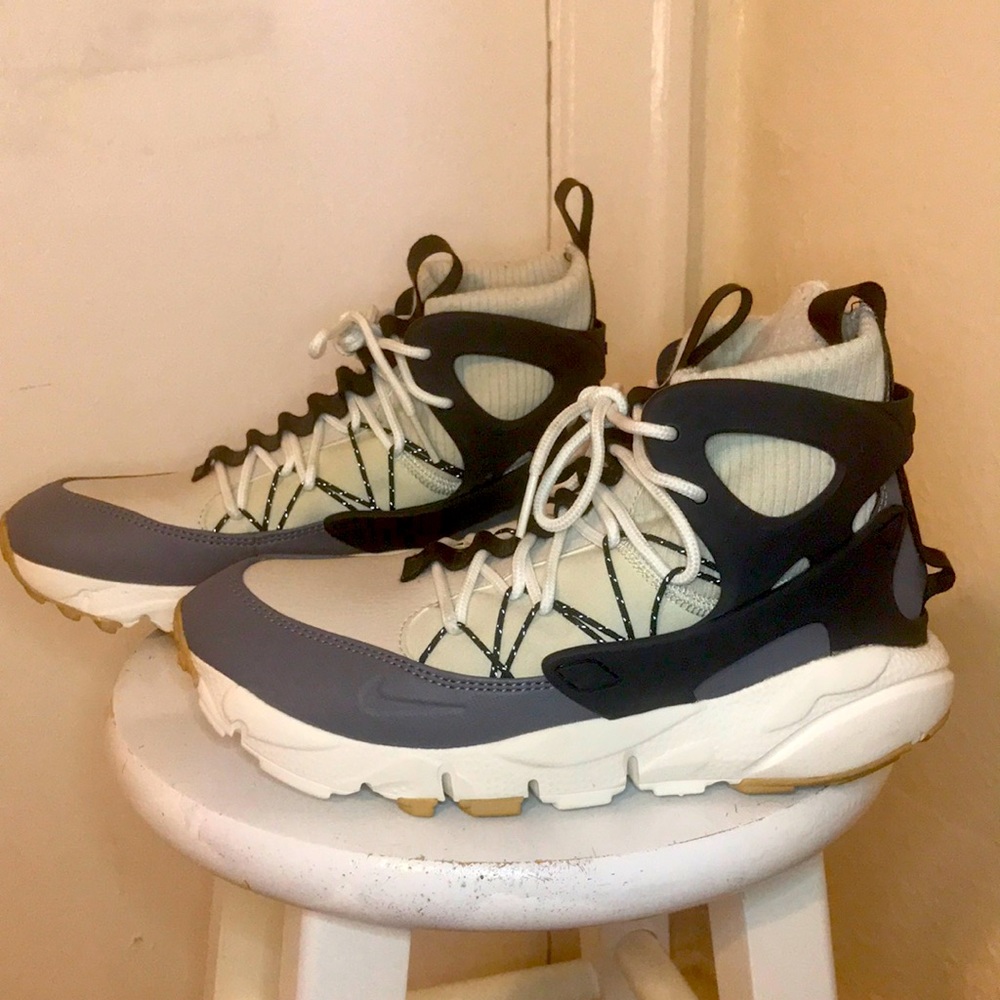 Women’s Size 7.5 (US) Nike Athletic shoe.